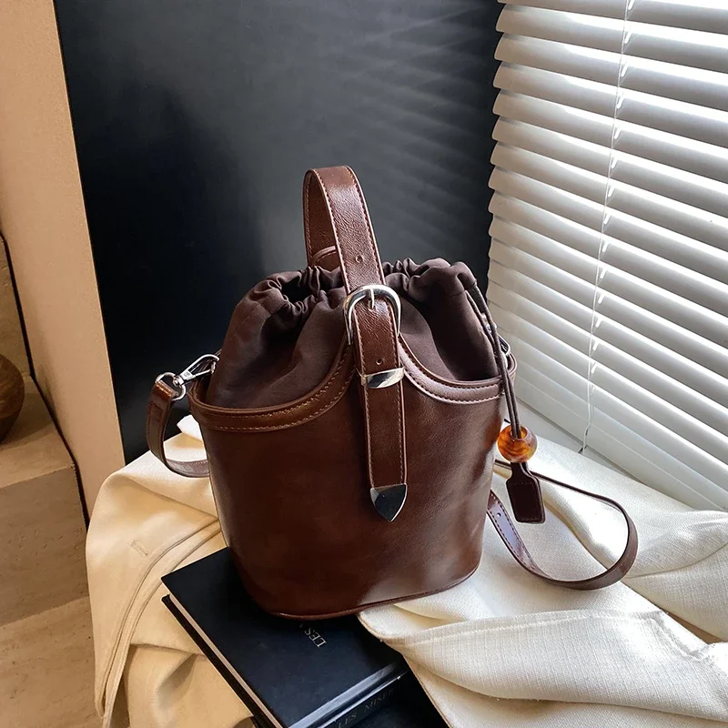 

Single shoulder bag, retro oil wax leather hand-held bucket bag, women's new fashionable and versatile commuting crossbody bag