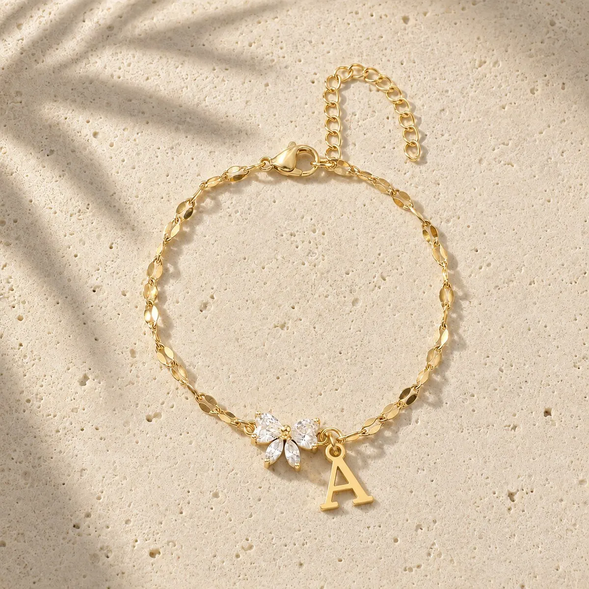 Initial-Charm-Armbänder mit vergoldeten Buchstaben für Damen und Herren mit Schmetterling-Zirkonia und zierlicher Kette – Schmuckkollektion – Detail 4