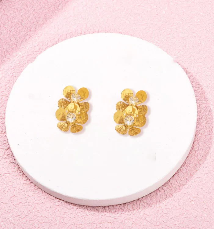 Diamond studded flower earrings are a niche and versatile earring, with a design that is versatile for daily commuting