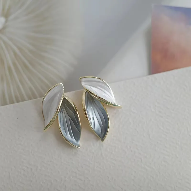 DOO MEI Elegant Two Tone Enamel Leaf Stud Earrings for  Gold Frame Dripping Oil Leaf Earrings Daily Office Party Wedding Jewelry