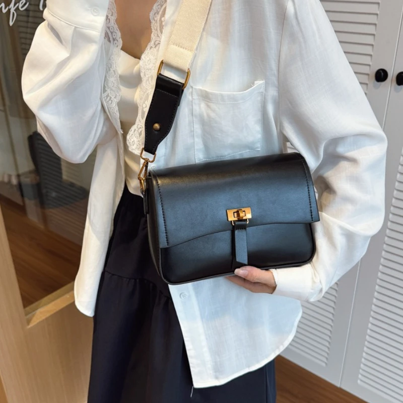 

Luxury Minimalist Shopper Bag For Women With Trendy Logo Large Capacity Solid Color Elegant Style And Leather Material