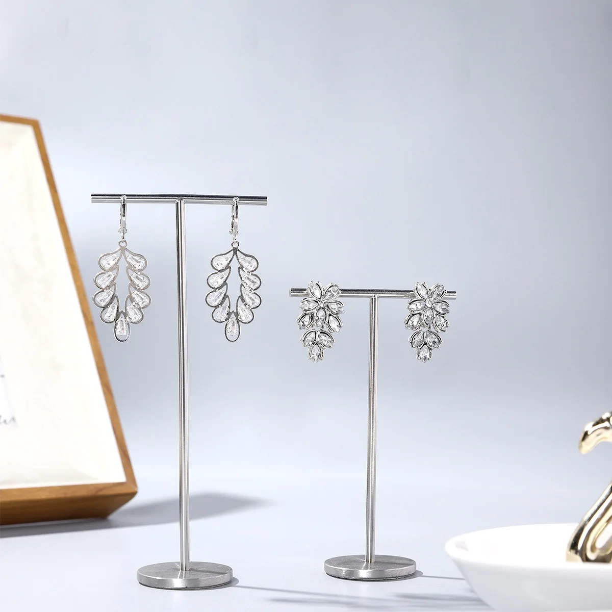 

Fashion T Bar Earrings Display Stand Metel Ear Studs Hoop Earring Hanging Storage Rack Jewelry Organizer Counter Showcase Props