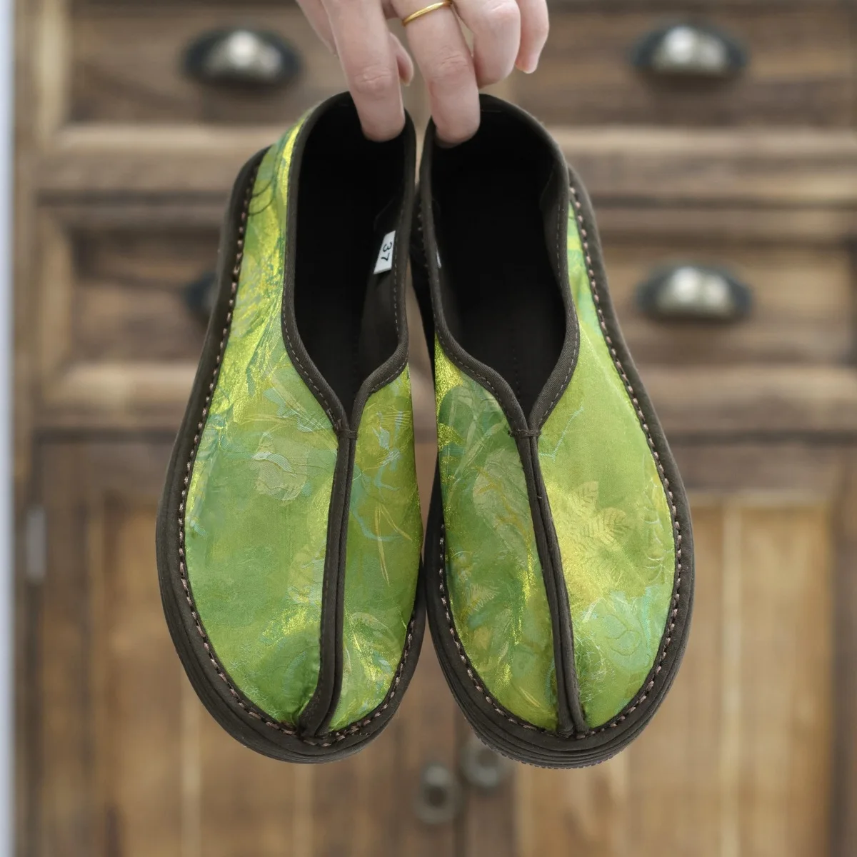 2026 new Mulan mulberry silk fragrant cloud yarn brocade satin embroidery lasagna old Beijing cloth shoes