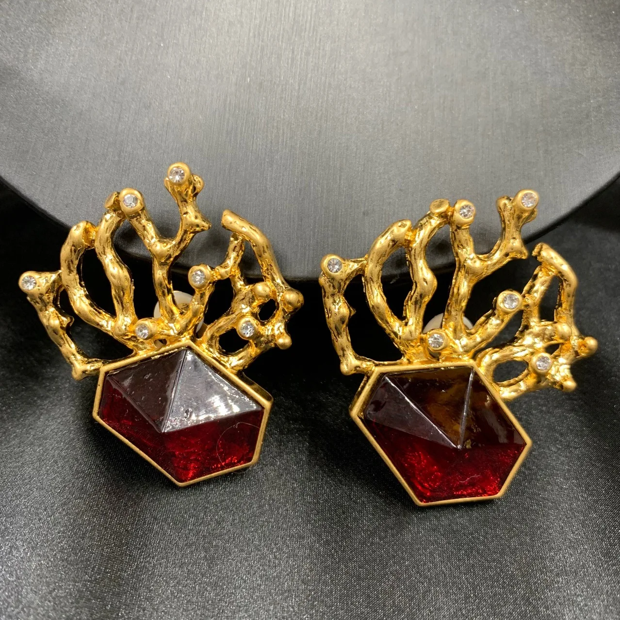 Medieval Special-shaped Red Sugar Cube Coral Ear Clip Artificial Resin Crystal Earrings Trendy Cold Style Earrings
