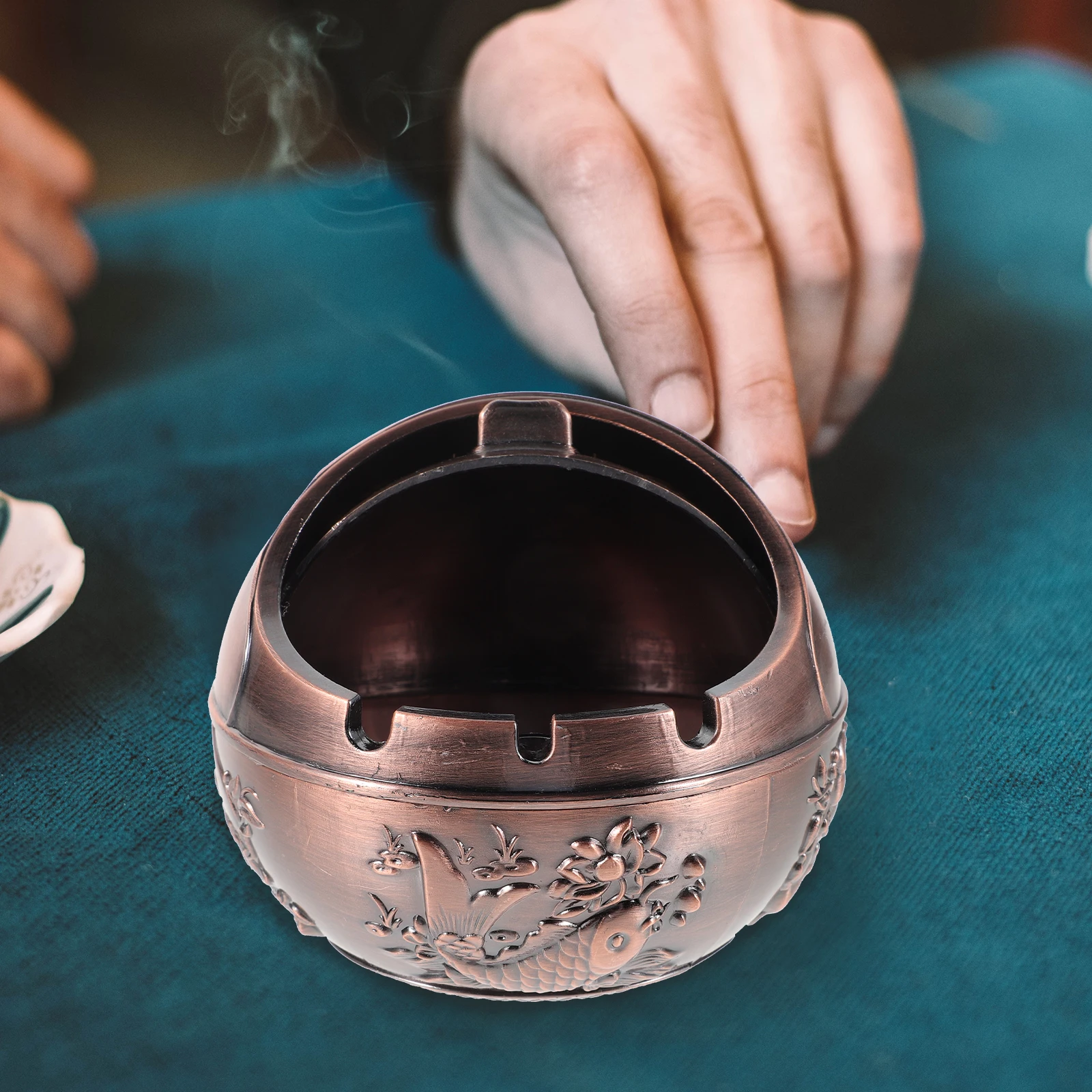 

Metal Ashtray With Lid Wear-Resistant Desktop Cigarette Butt Container Portable Small Ashtray For Office Home Car Use
