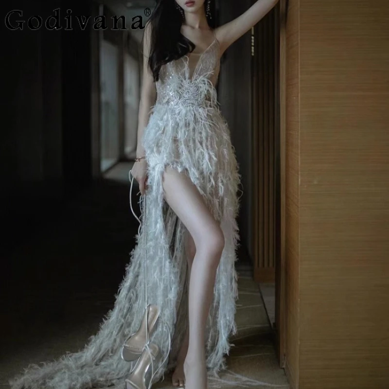 Vestido de fiesta de hadas de plumas de lujo francés para mujer, vestido de temperamento de diosa con tirantes de lentejuelas blancas, vestido de vacaciones de verano para mujer