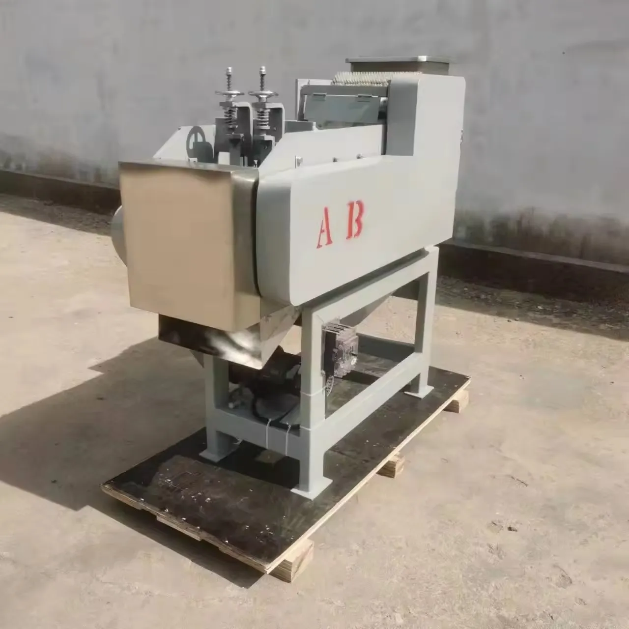 High-efficiency double-blade cashew sheller 50-80kg/h, which can reduce labor costs and improve the profitability of cashew