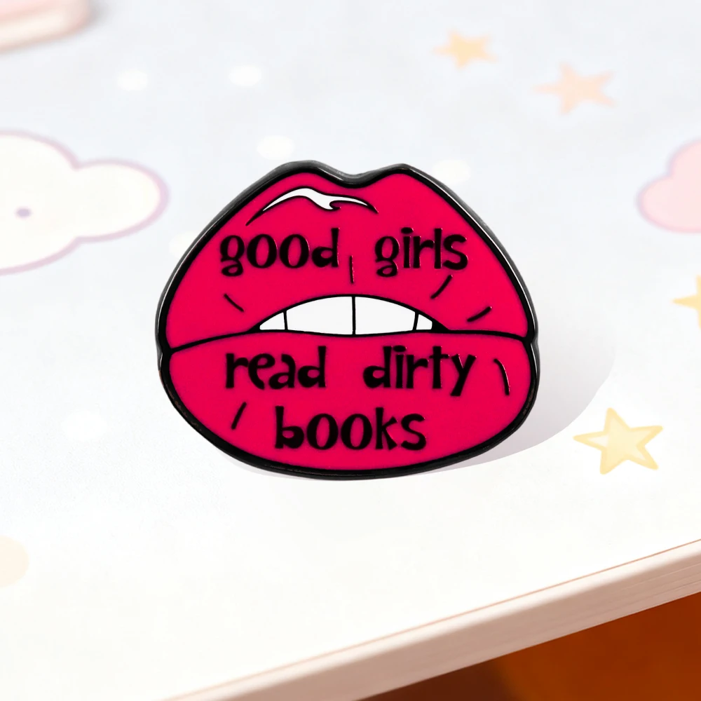 Brosche „Gute Mädchen lesen Bücher“, personalisierte Brosche mit rotem Lippen-Slogan, englischer humorvoller Satz, Emaille-Anstecknadel, modisches Accessoire, Geschenk – Detail 4