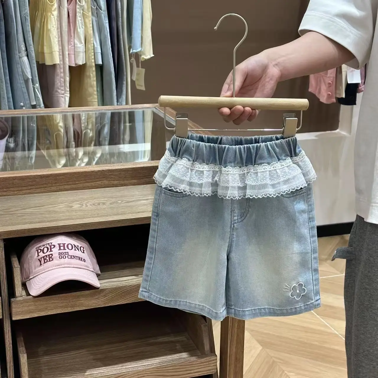 

Lace Shorts Cute and Fashionable 2025 Summer New Korean Casual All-match Embroidered Flower Lace Lace Five Quarter Jeans