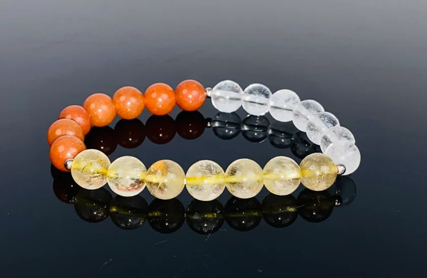 Pulsera de cristal natural Citrus Burst: diseño único hecho a mano con cuentas de piedras preciosas rojas, amarillas y transparentes
