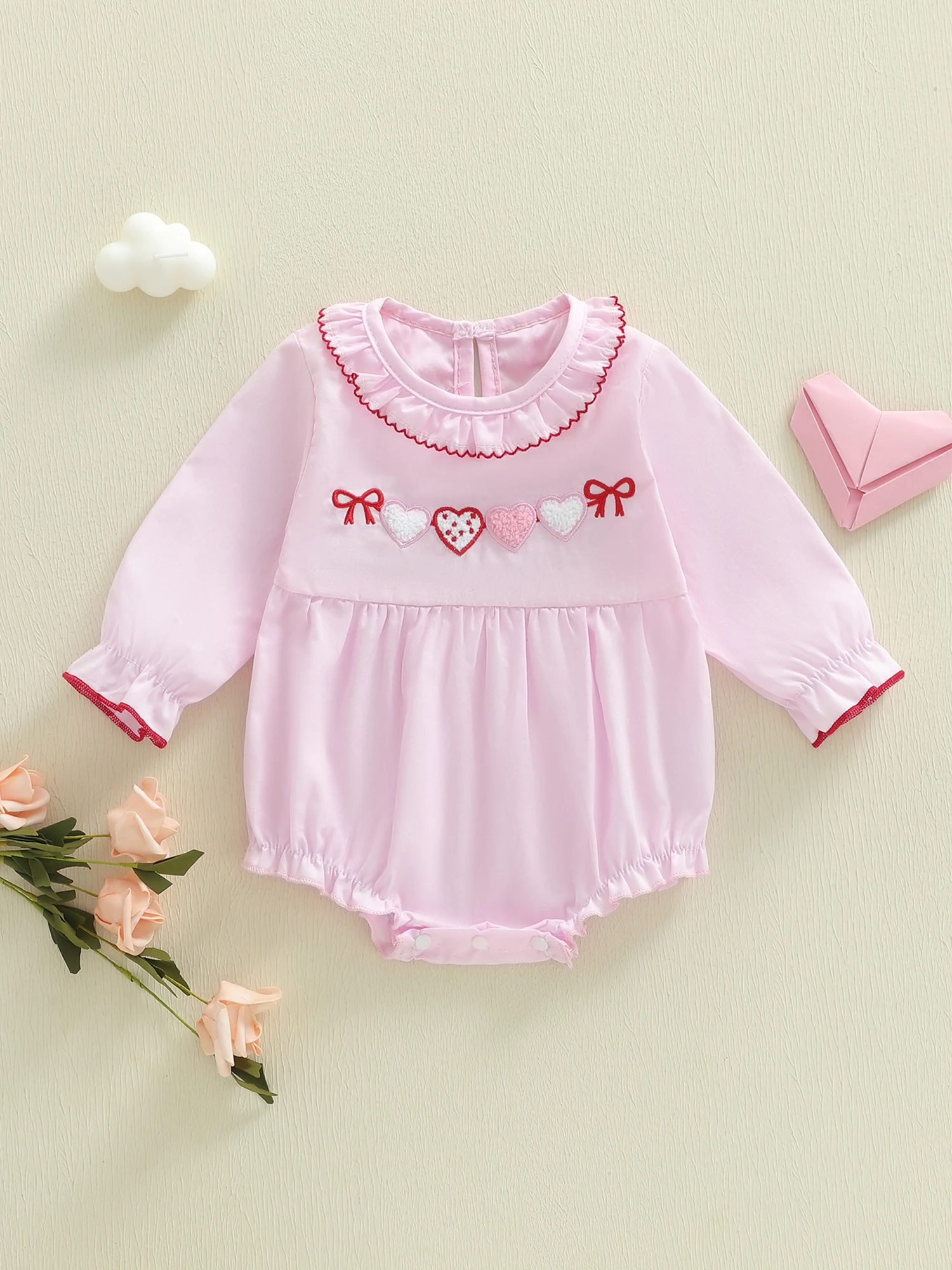 رومبير على شكل قلب للفتيات الصغيرات في عيد الحب بأكمام طويلة وياقة الدمية وتطريز على شكل فيونكة على شكل قلب - ملابس ربيعية رائعة
