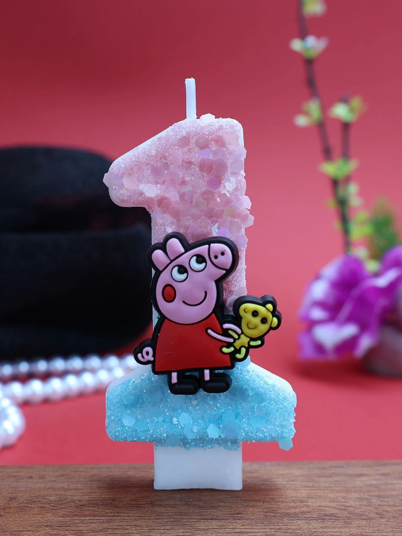 Peppa Pig Holds the Pink and Blue Digital Candle for Halloween and Festival Parties, as Well as Birthday and Anniversary Candles