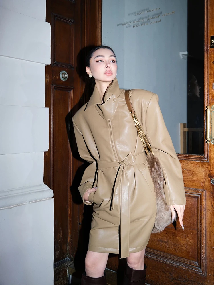 เสื้อโค้ทหนัง PU คอตั้งสไตล์เรโทรสำหรับผู้หญิง ฤดูใบไม้ร่วง ฤดูหนาว รุ่นใหม่ ดีไซน์หรูหรา สไตล์ผู้หญิง พร้อมเข็มขัด ความยาวปานกลาง ปิดด้วยซิป