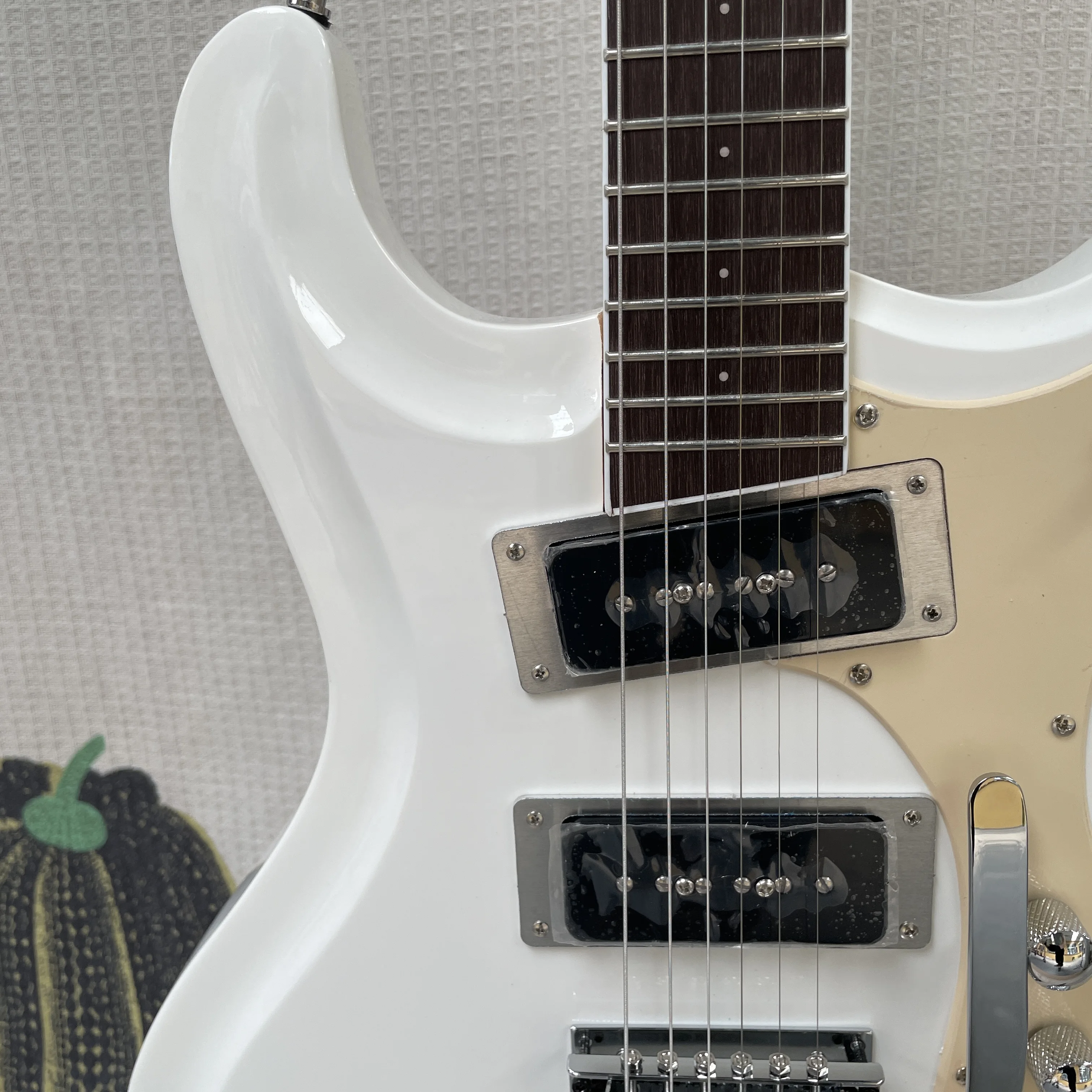 Pure white 6-string electric guitar,beige guard,silver chrome hardware,rosewood fingerboard guitars,retro rock electric guitarra view 3