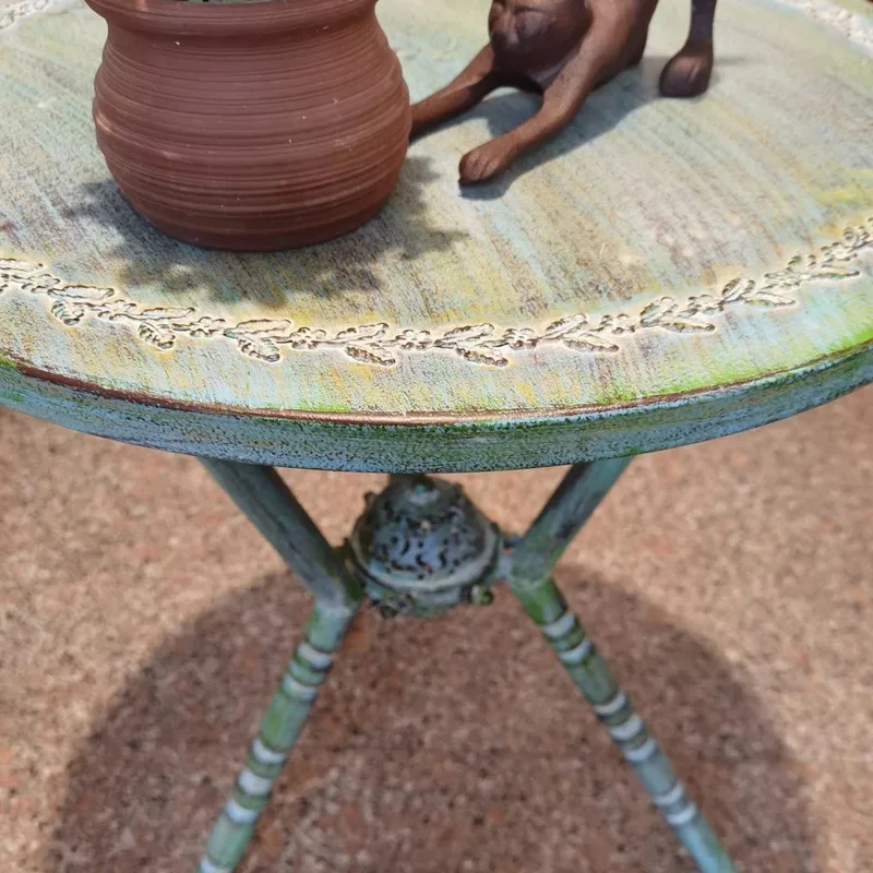 Vintage-Style Round Iron Side Table: Perfect for Garden, Patio, and Home Decor