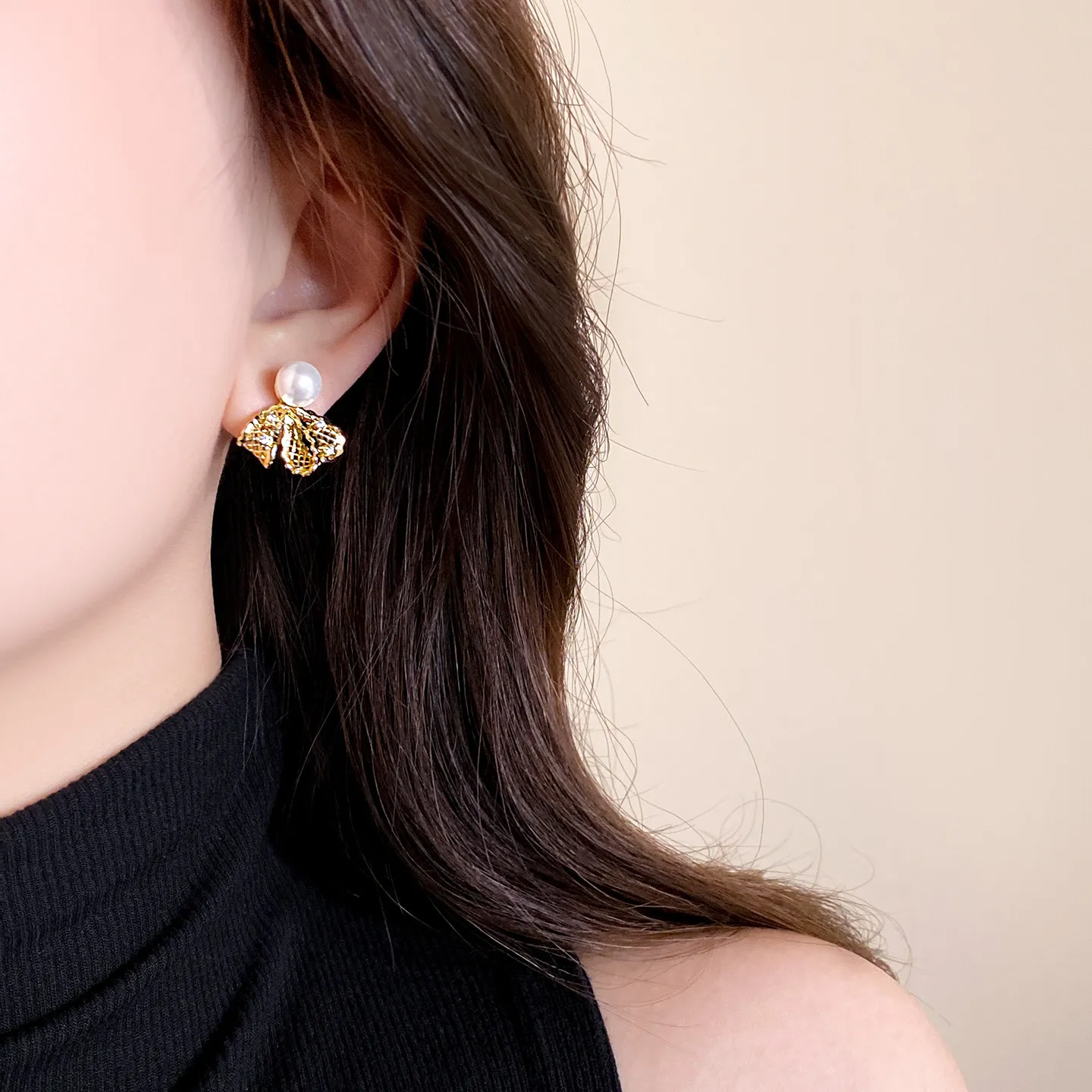 Elegante hohle filigrane Schleifen-Perlen-Ohrstecker, vergoldet, mit Zirkonia-Schleifen-Perlen, für Damen, Hochzeit, Party, Schmuck – Detail 5