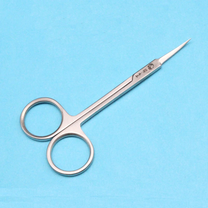 The doctor uses scissors to remove stitches for double eyelids and open the corner of the eye