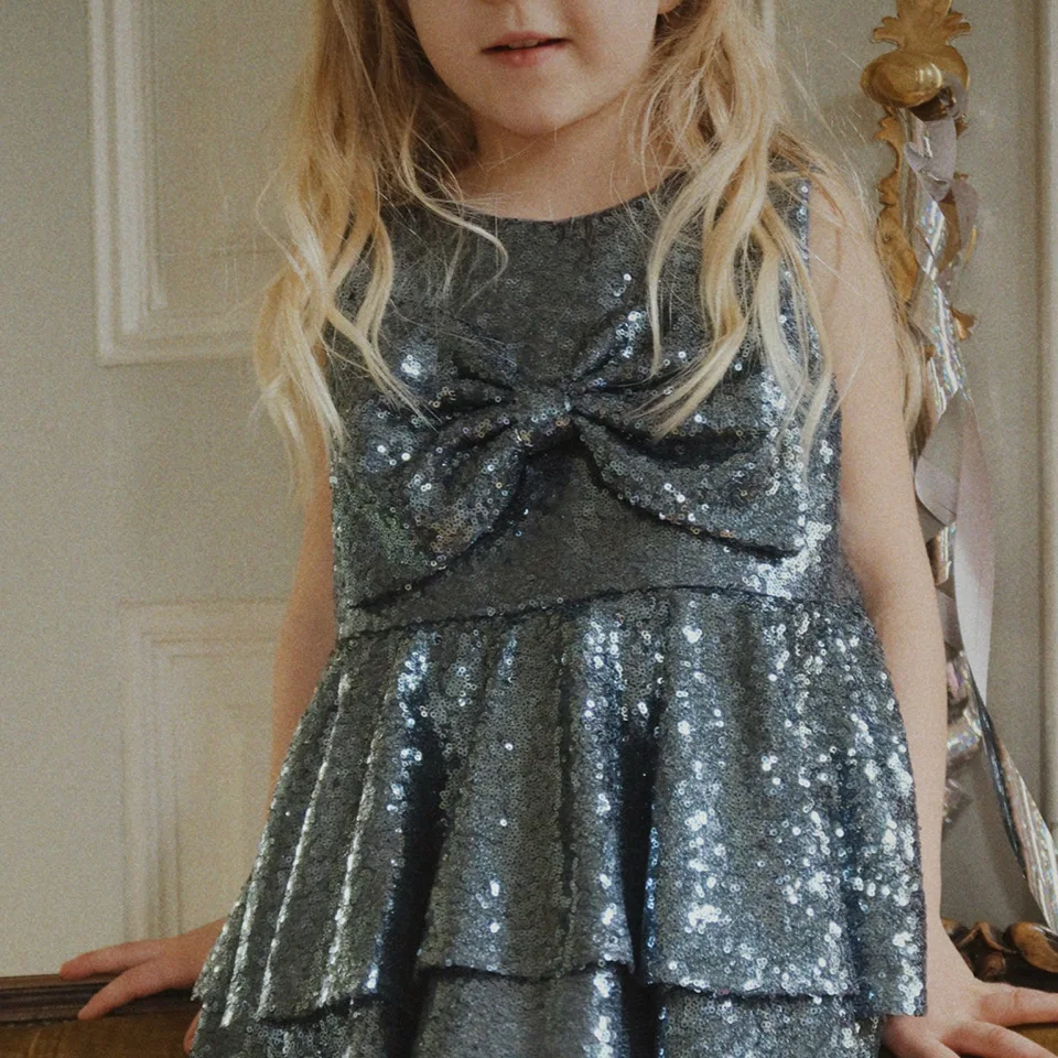 

Весна/Лето 2026: Детская одежда в едином стиле от бренда, серия с пайетками, вишневая куртка, платье-жилет с бантом-бабочкой, комплект для девочек