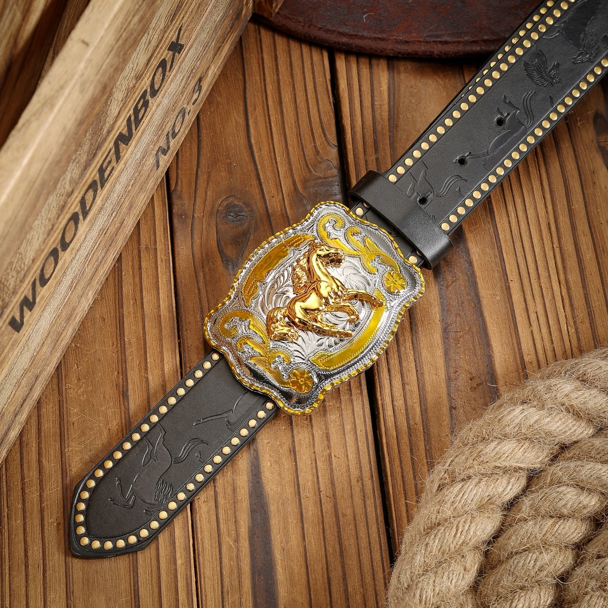 Ein Western-Style Gürtel aus PU-Leder mit Schnalle, geeignet für Männer und Frauen, ein einzigartiger Retro-Freizeitgürtel mit perforierten Nieten. – Detail 4