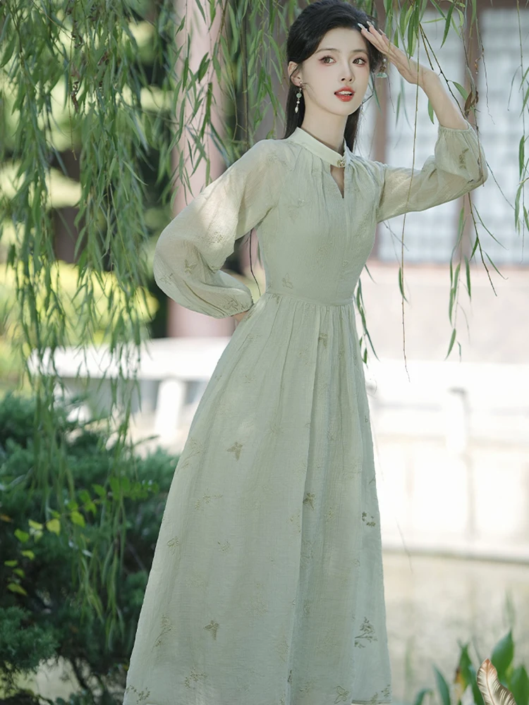 เดรสยาวคอตั้งลายปักสีเขียว ปี 2025 สำหรับผู้หญิง สไตล์หรูหราลำลอง แขนยาว ทรงเข้ารูป สไตล์เกาหลี เหมาะสำหรับงานพรอมช่วงฤดูใบไม้ร่วง