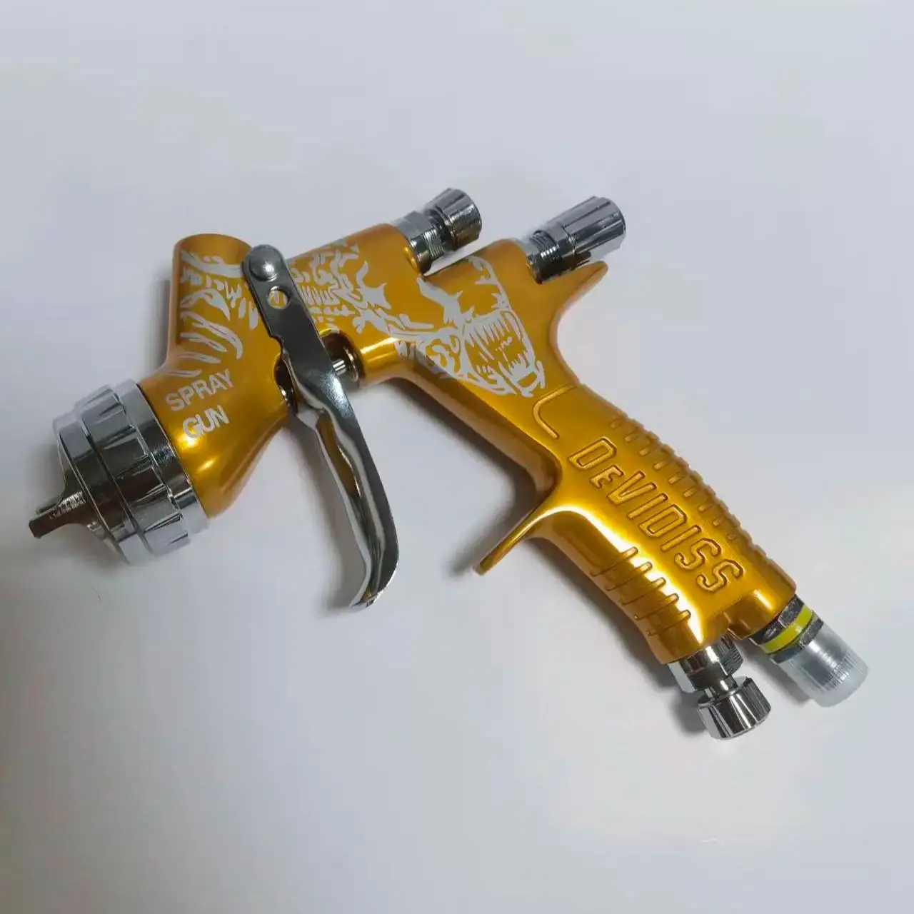 

Профессиональный электрический краскопульт DEVIDISS с эргономичным дизайном, металлическим соплом, гравитационной подачей и режимом работы без подключения к сети.