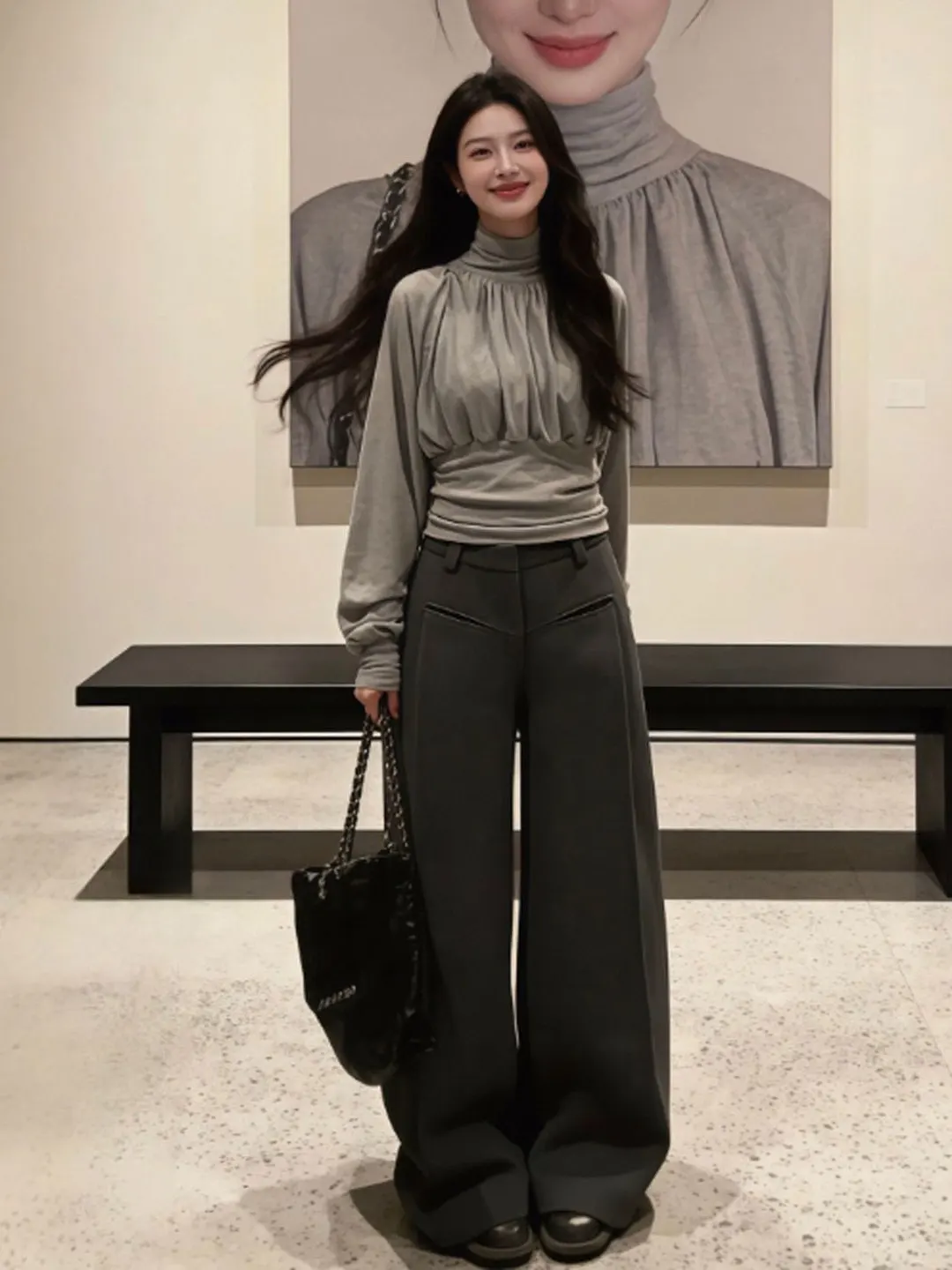 

Ретро-комплект из двух предметов: брюки с высокой талией и широкими штанинами и удобная футболка с длинным рукавом. Элегантный весенний модный ансамбль.