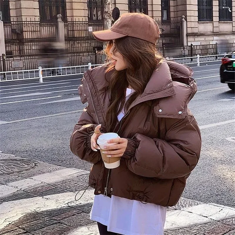Giacca corta imbottita in cotone Donna Parka 2025 Inverno Nuovo piumino con cappuccio Capispalla in pane Cappotto in cotone coreano Cappotto spesso femminile