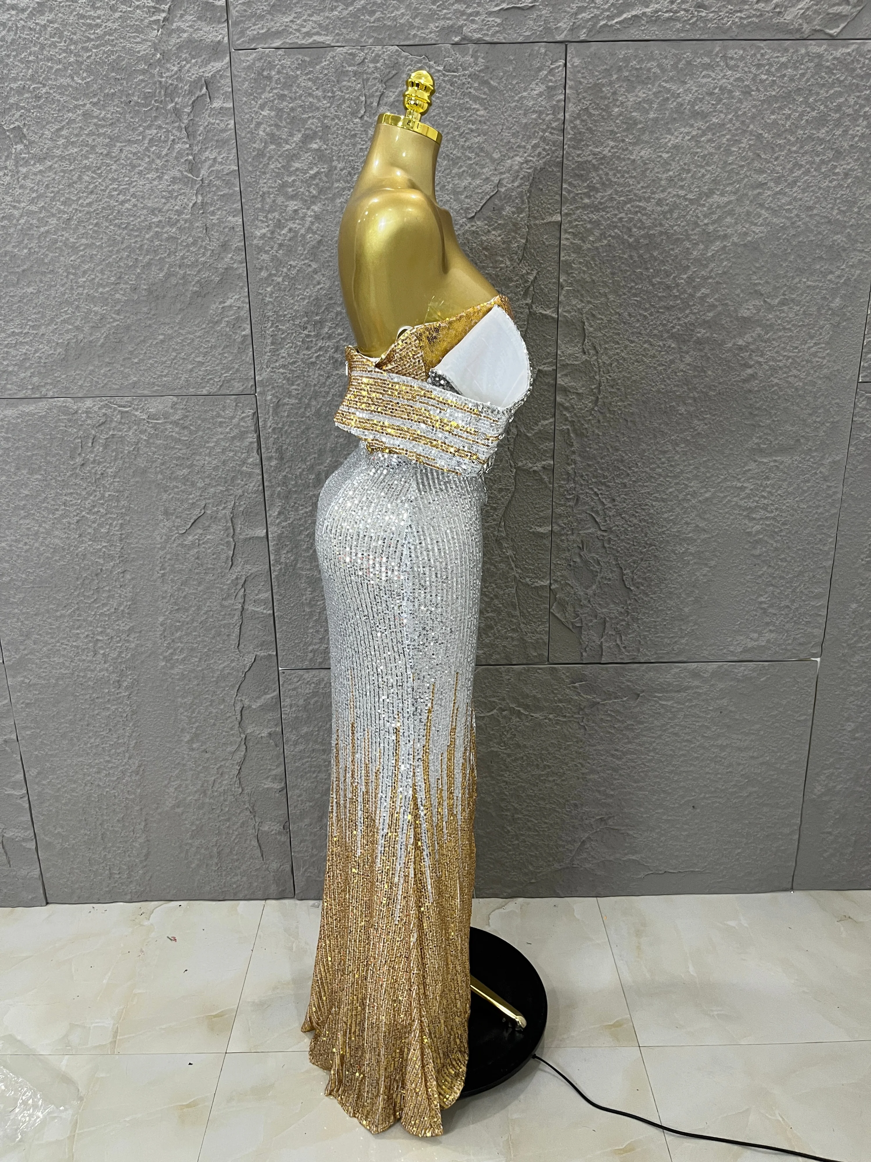 Funkelndes Silber-Gold Pailletten-Kleid mit Schulterfreiem Ausschnitt und Hohem Schlitz, Glitzerndes Abendkleid für Party, Club, Geburtstag, Gala, Feierlichkeiten