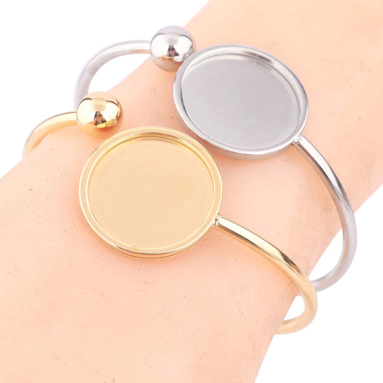 2 Stück Edelstahl 55 mm biegbare Manschettenarmband-Basisrohlinge vergoldet 20 mm Cabochon-Armreif-Lünettenfassungen für die Schmuckherstellung