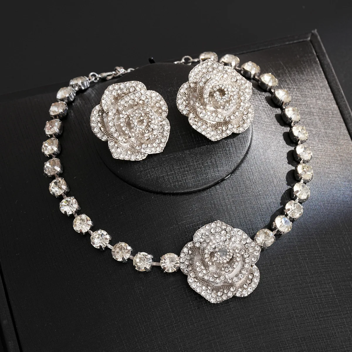 Diamond-encrusted flower fringed earrings necklace set European and American cross-border fashion collarbone chain light luxury