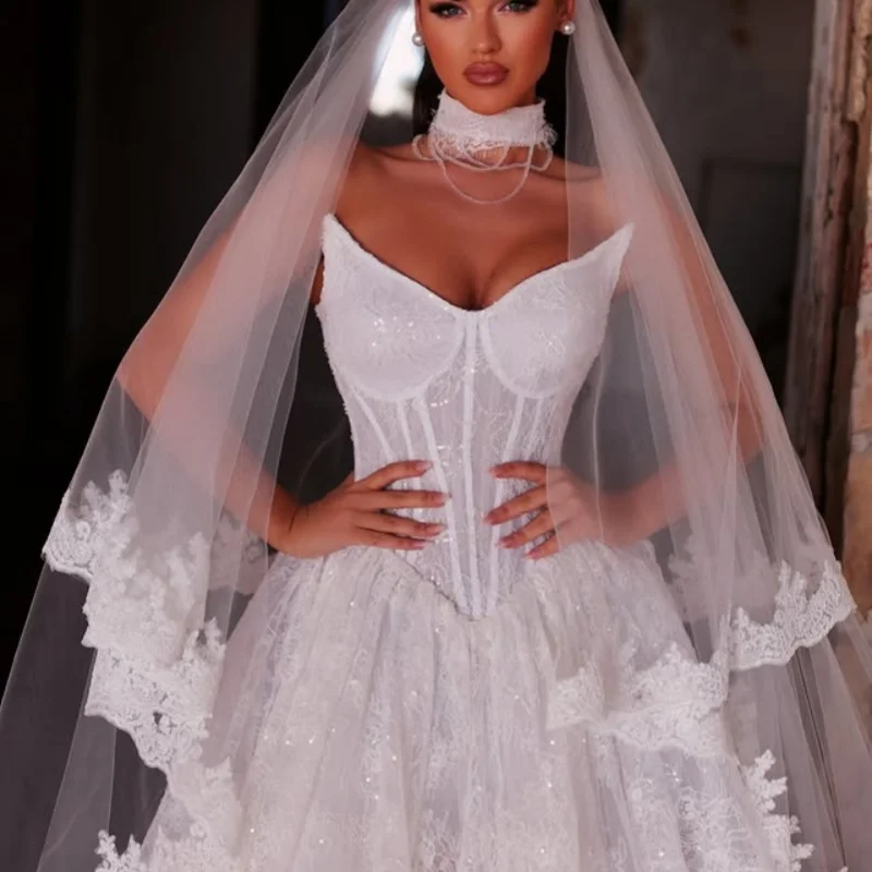 فساتين زفاف بيضاء لامعة خارج الكتف مشد الديكور صائق فساتين الزفاف ألف خط متعدد الطبقات صنع ﻿ تخصيص