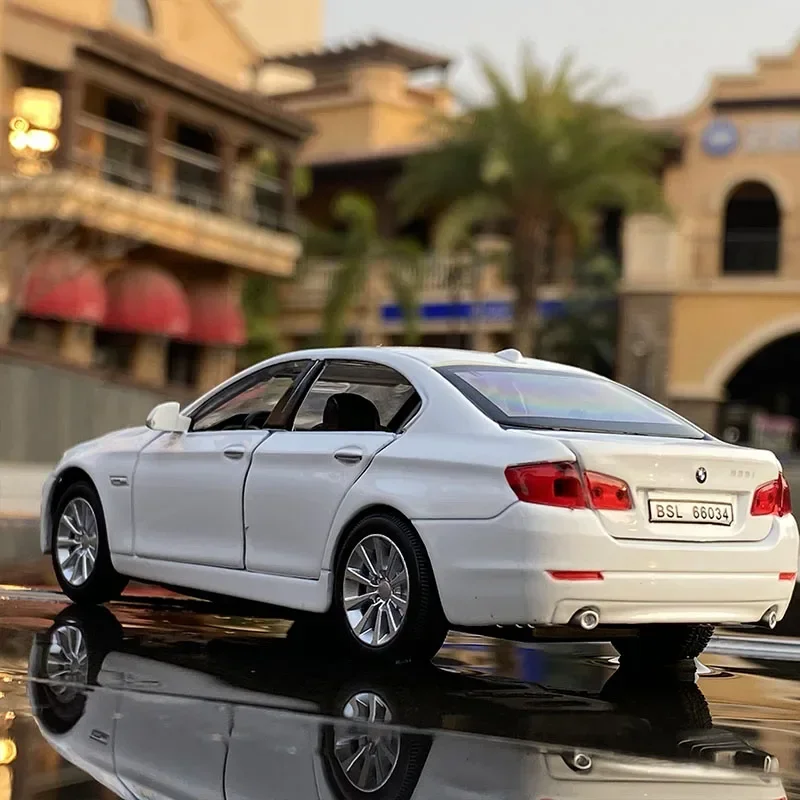 1:32 BMW 535 coche en miniatura de aleación fundido a presión y vehículos de juguete coche de juguete colección de Metal modelo juguetes de alta simulación para regalo de niños