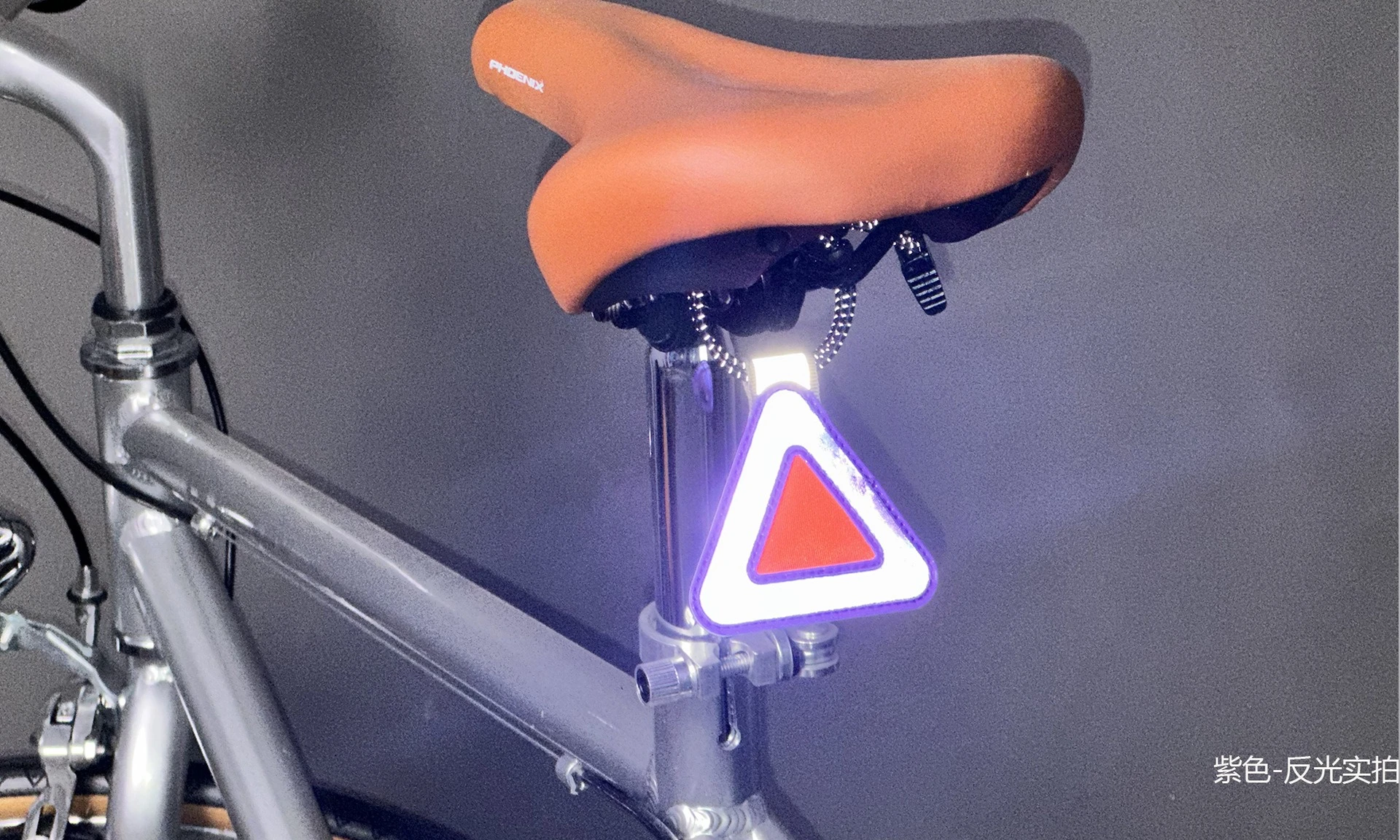 Multifunktionales elastisches reflektierendes Dreiecksschild, Fahrradsattel-Hängereflektor, Sicherheitswarnetikett für Nachtfahrten zur Sicherheit. – Detail 5