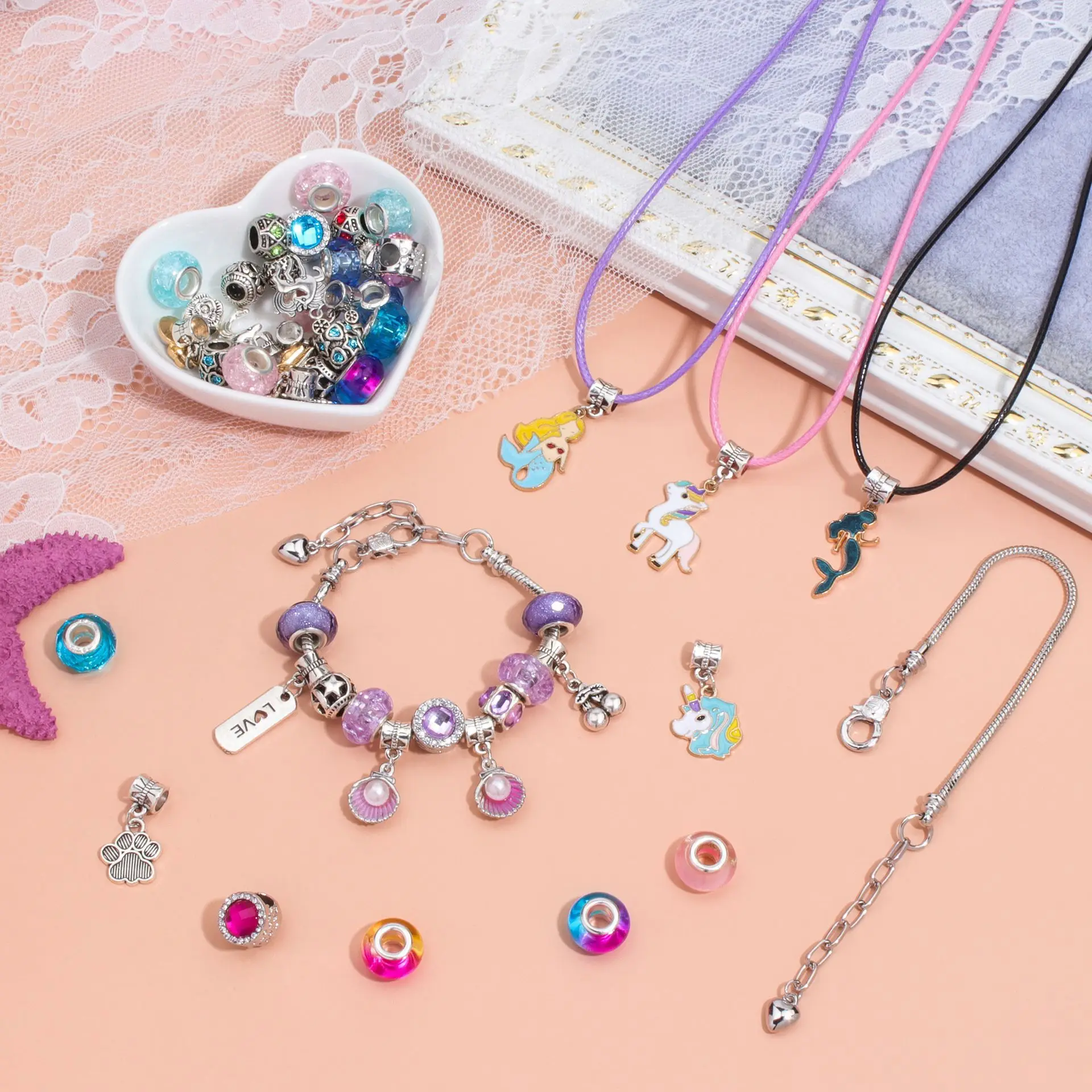 مجموعة أساور يدوية مكونة من 68 قطعة من الرسوم المتحركة يونيكورن، مجموعة هدايا عيد ميلاد حرفية مطرزة ملونة مع خرز بفتحة كبيرة وزخارف وإكسسوارات