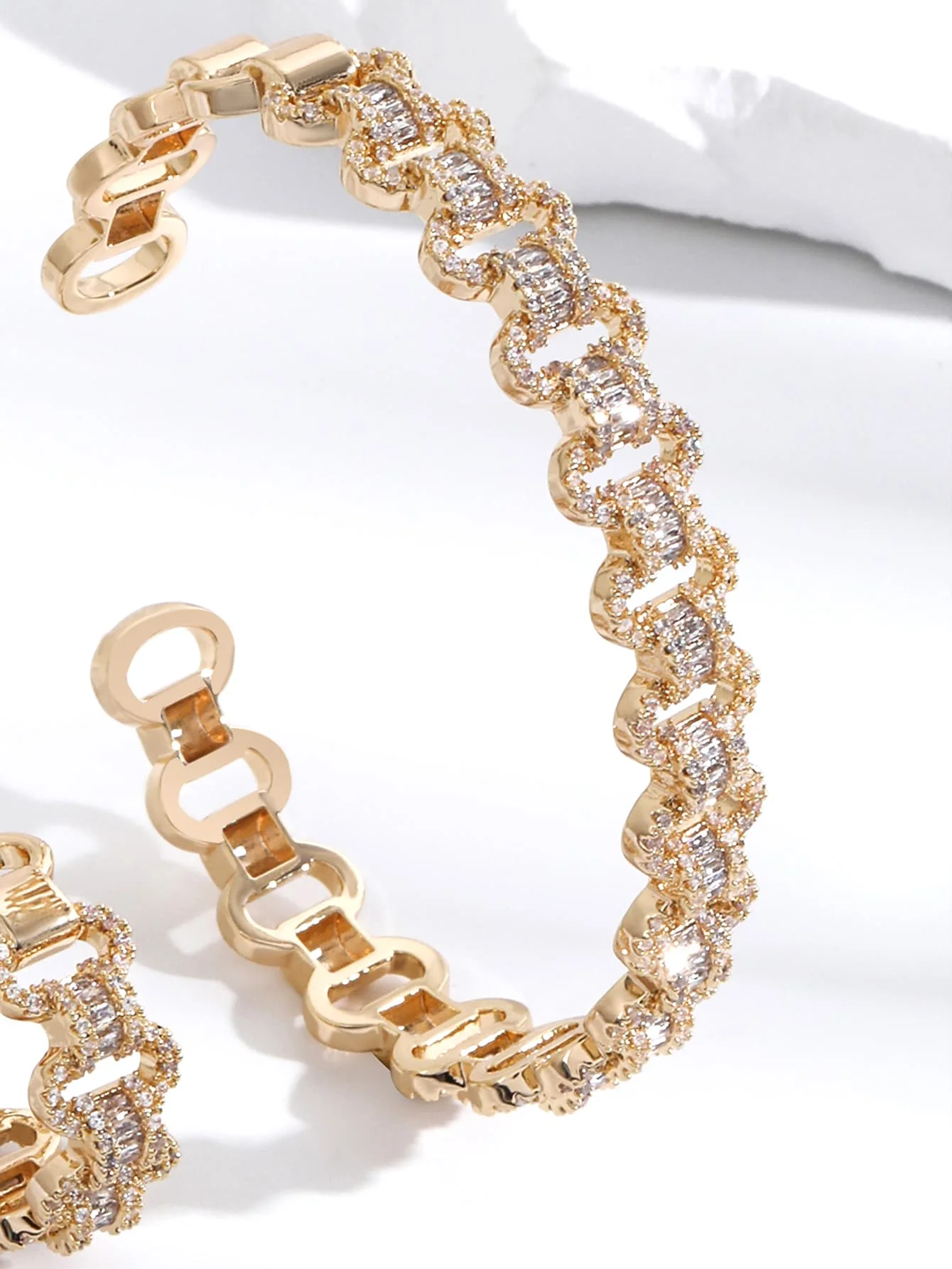A set of women's new Korean version of the simple trend fashion micro-inlaid oval ring interlocking open bracelet ring set