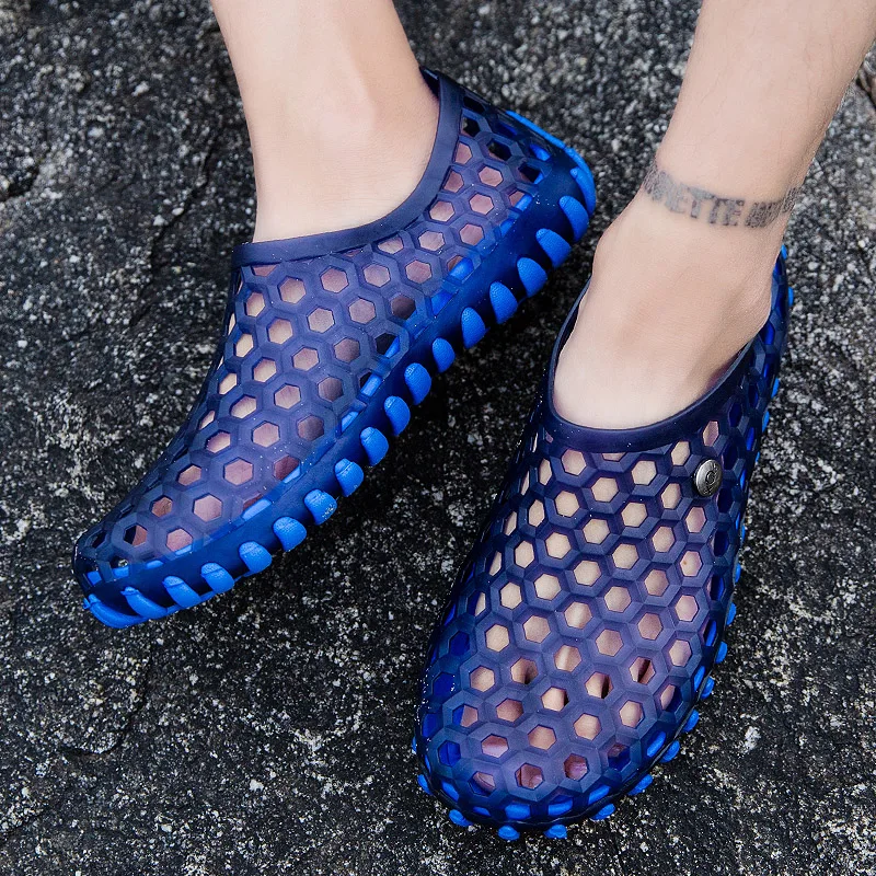 A Pair of New Summer Clogs, Wear-Resistant, Non-Slip, Comfortable Beach Shoes for Outer Wear, Simple and Fashionable Sandals