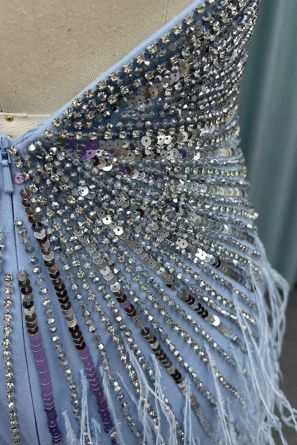 YQLNNE 031 Vestidos de noche largos de lujo con cristales y plumas azul cielo Vestidos con cuello Halter