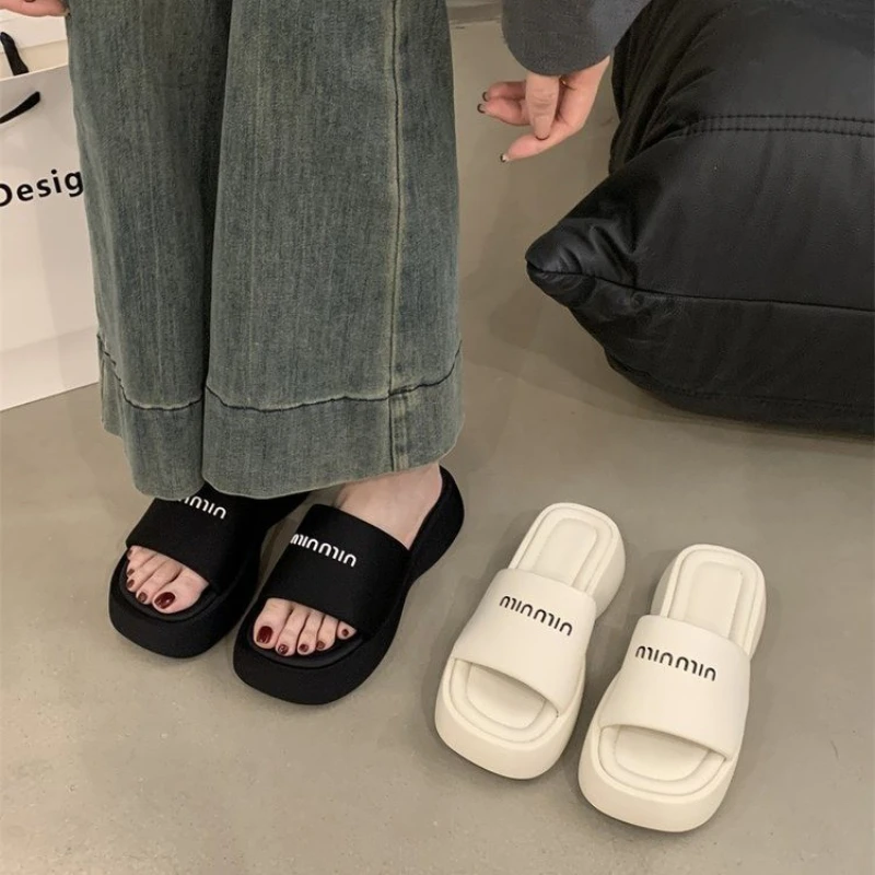 Letter Slippers Dames Dikke Onderkant Sleehak Bovenkleding 2024 Zomer Nieuwe Mode Biscuit Platte Teenslippers Women's Shoes