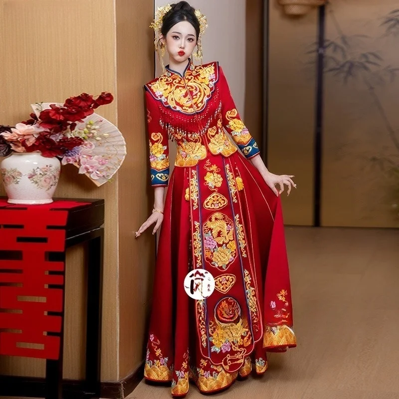 

Атласное свадебное платье с вышивкой в китайском стиле для невест, создающее элегантный образ.