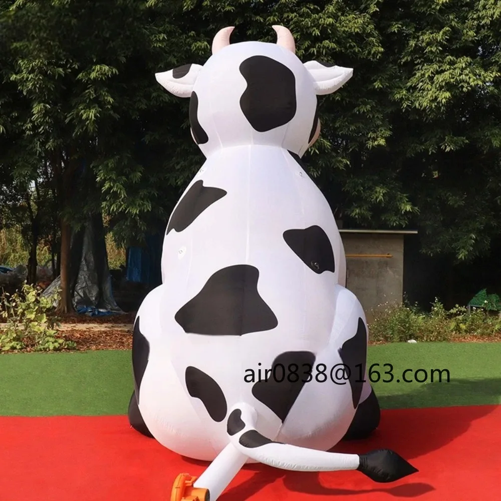 La mascotte gonfiabile del fumetto della mucca da latte gonfiabile gigante su misura fa esplodere il toro del bestiame per la pubblicità di promozione agricola