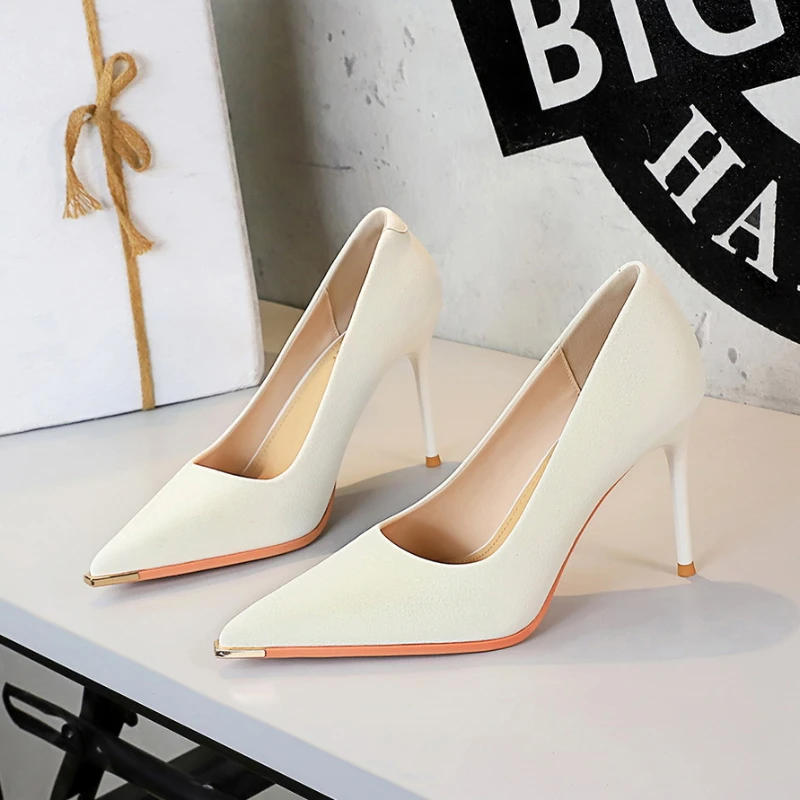 Sepatu Wanita Hak Tipis Mulut Dangkal Ujung Lancip Wanita Hak Tinggi Ujung Logam Mode Perjamuan Sepatu Tunggal Temperamen