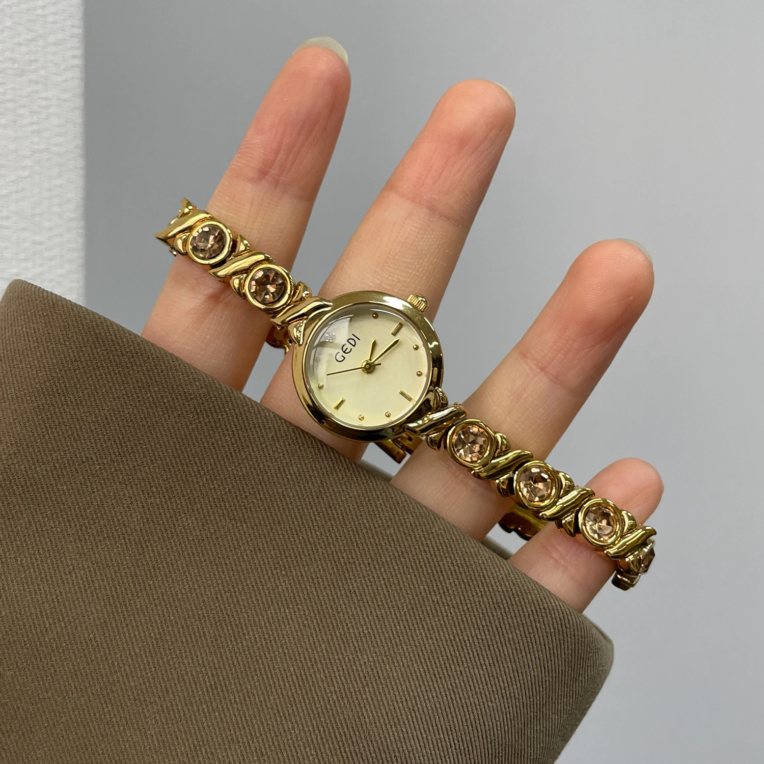 Retro Classic Bracelet Watch 2026 New Luxury Advanced Art High Quality Design Ladies Stainless Steel Watch Women Gift