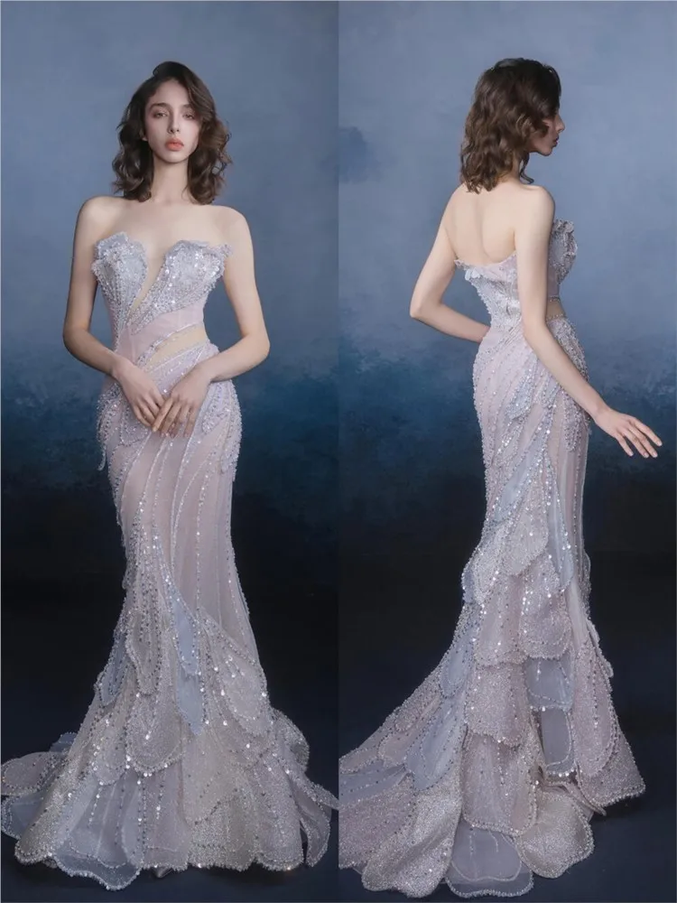 

A new shiny heavy-duty strapless toasting dress for haute couture banquets