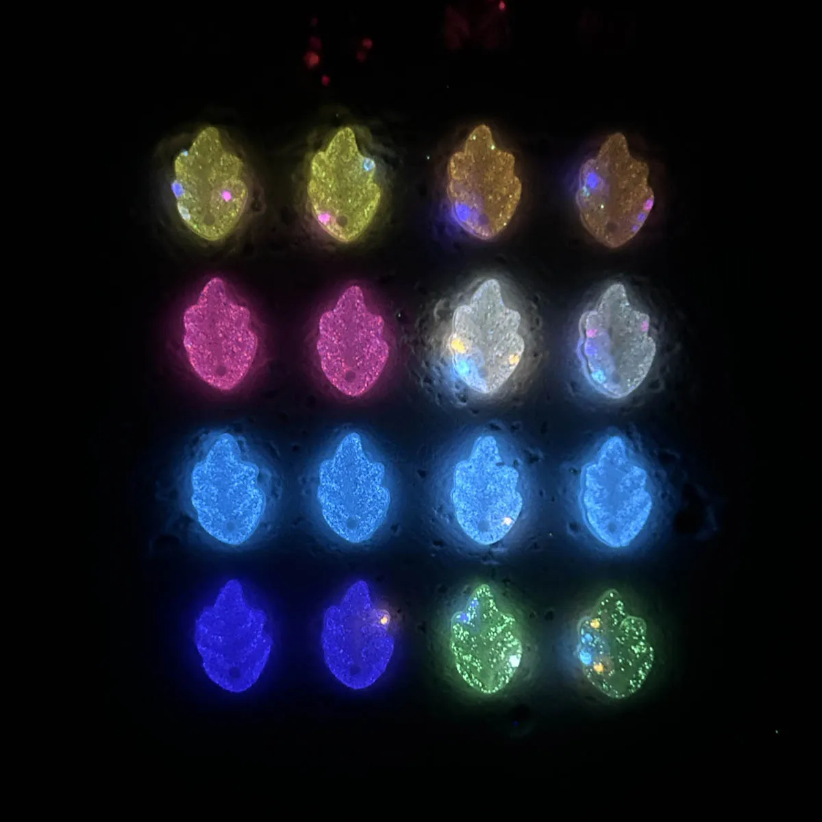 단색 리얼리스틱 발광 잎 네일 참 3D 미세 반짝이 레진 구멍 뚫린 잎 네일 아트 장식 DIY 팔찌 네일