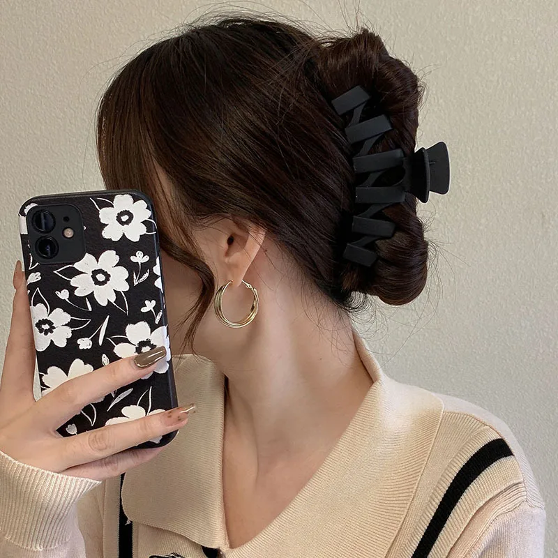 Black Geometric Hair Clip for Women 3