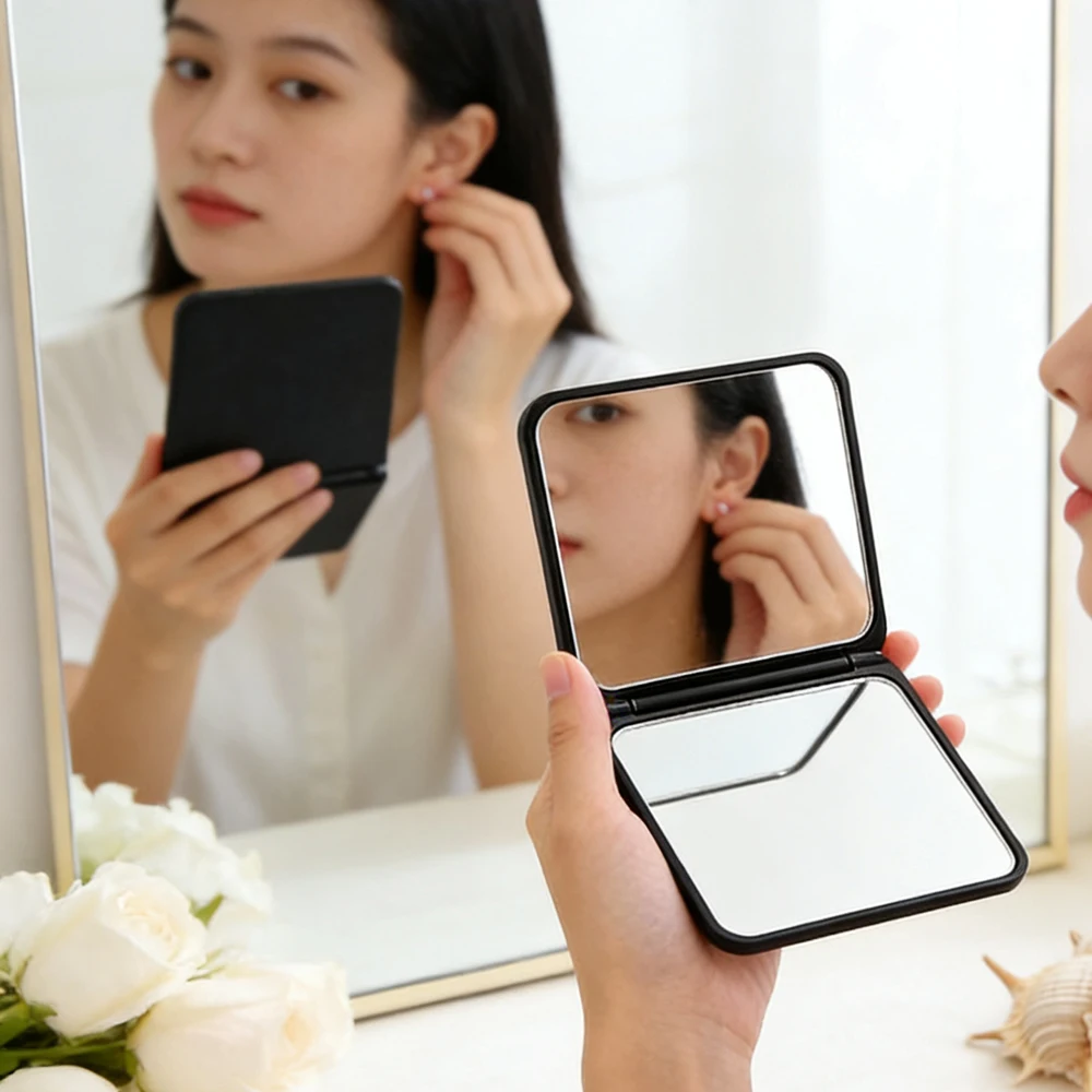 مرآة مكياج مكونة من وجهين مربعة محمولة لطيفة للفتيات هدية يدوية مرآة صغيرة مدمجة قابلة للطي على الوجهين لمستحضرات التجميل