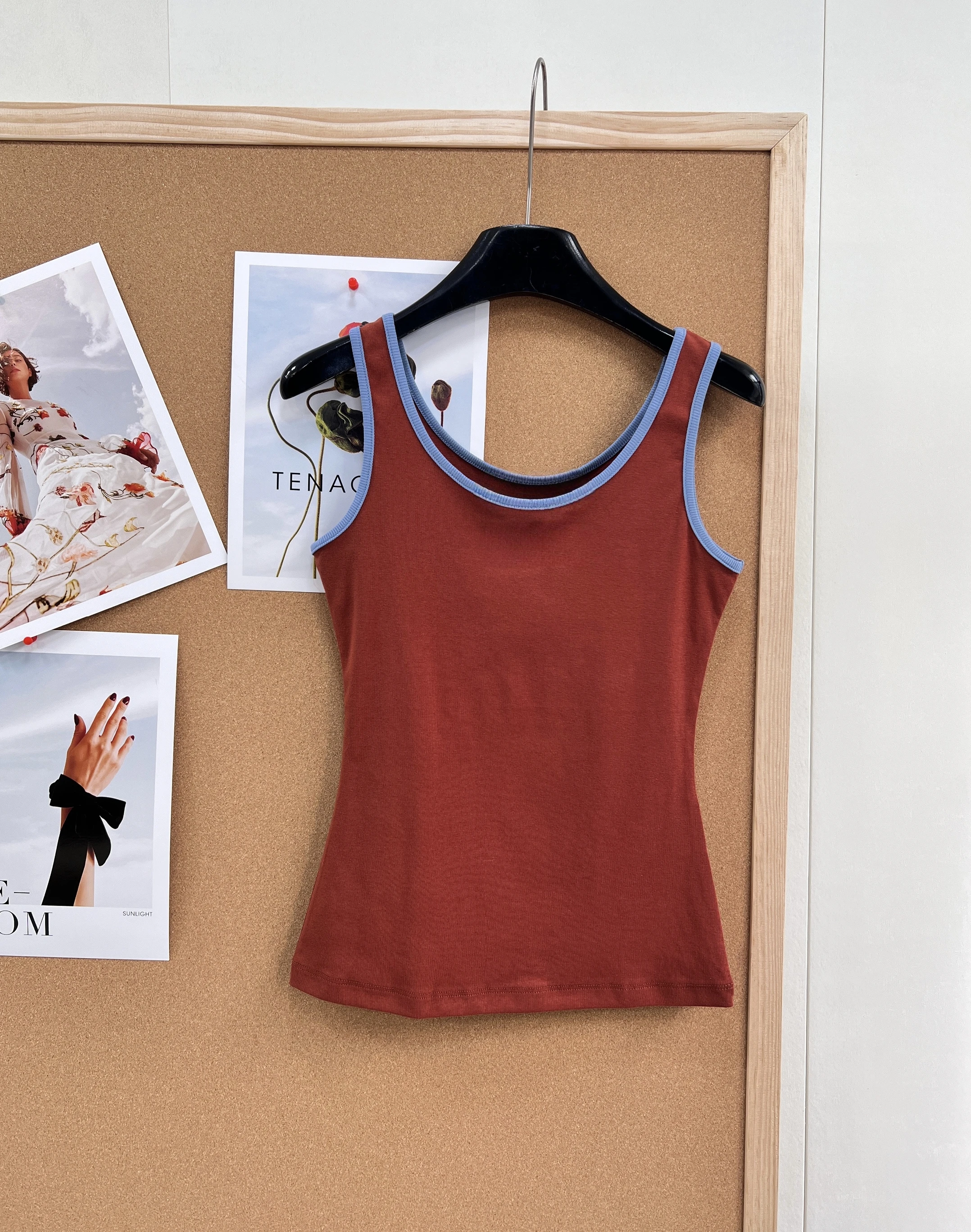 

Новый модный женский топ с эффектом похудения, цветной жилет с буквенной эмблемой, универсальный, с U-образным вырезом, хлопковый, для повседневной носки.