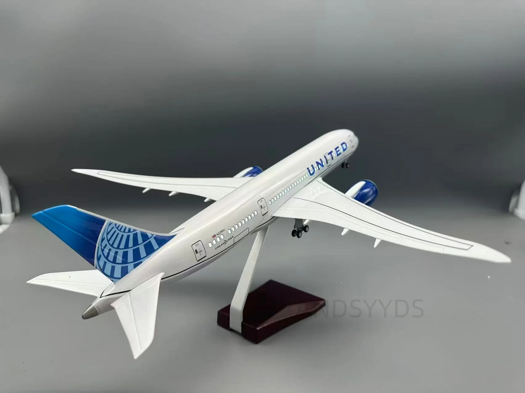 

Airplane Model 1/130 Scale 47cm Aircraft United Airways B787 Diecast Resin Plane With Light & Wheels for Home Collection Gifts