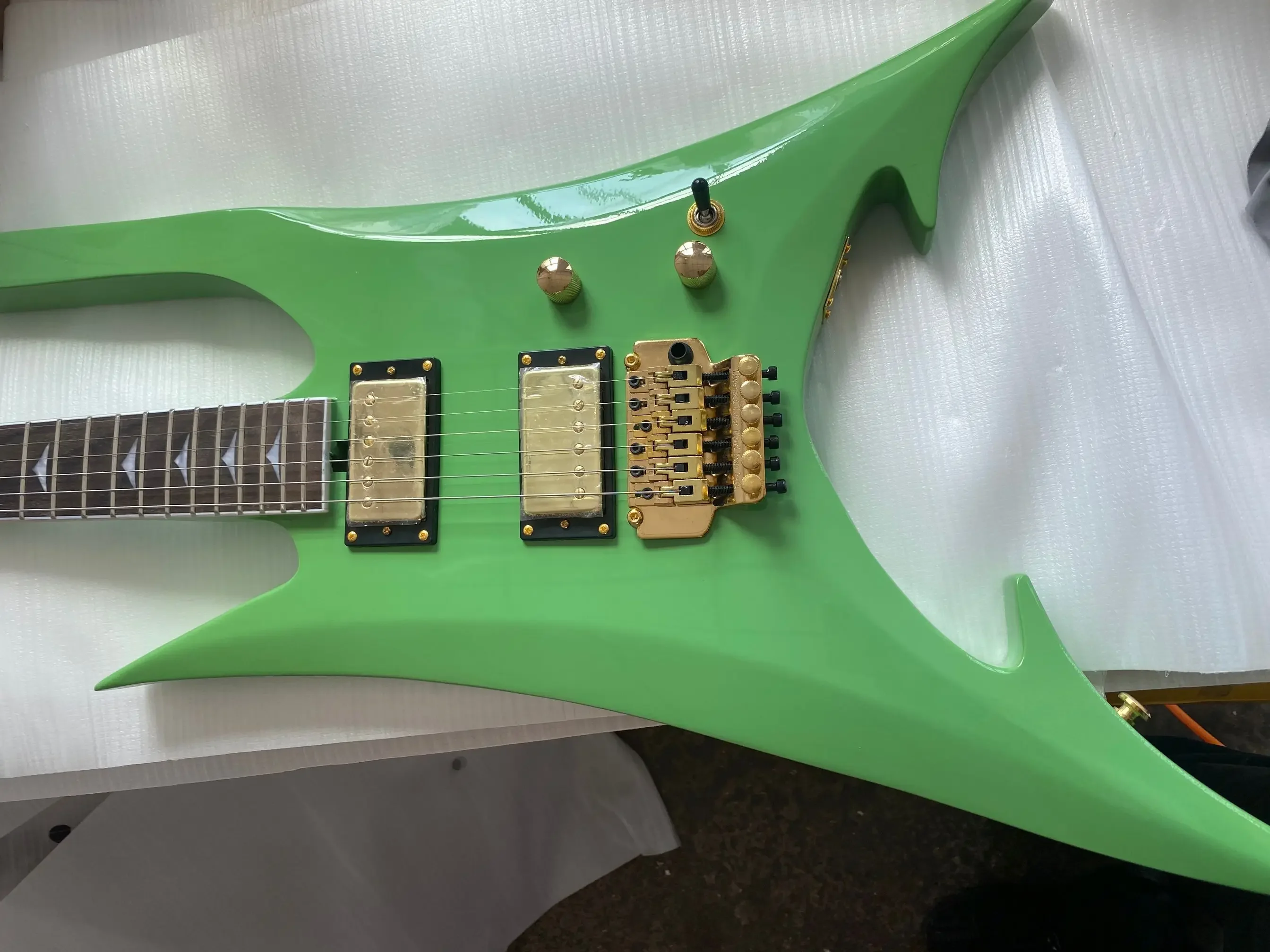 Custom Green Electric Guitar, Mahogany Body & Neck, Rosewood Fretboard (22 Frets), Gold Hardware, Tremolo Bridge, Custom Pickups