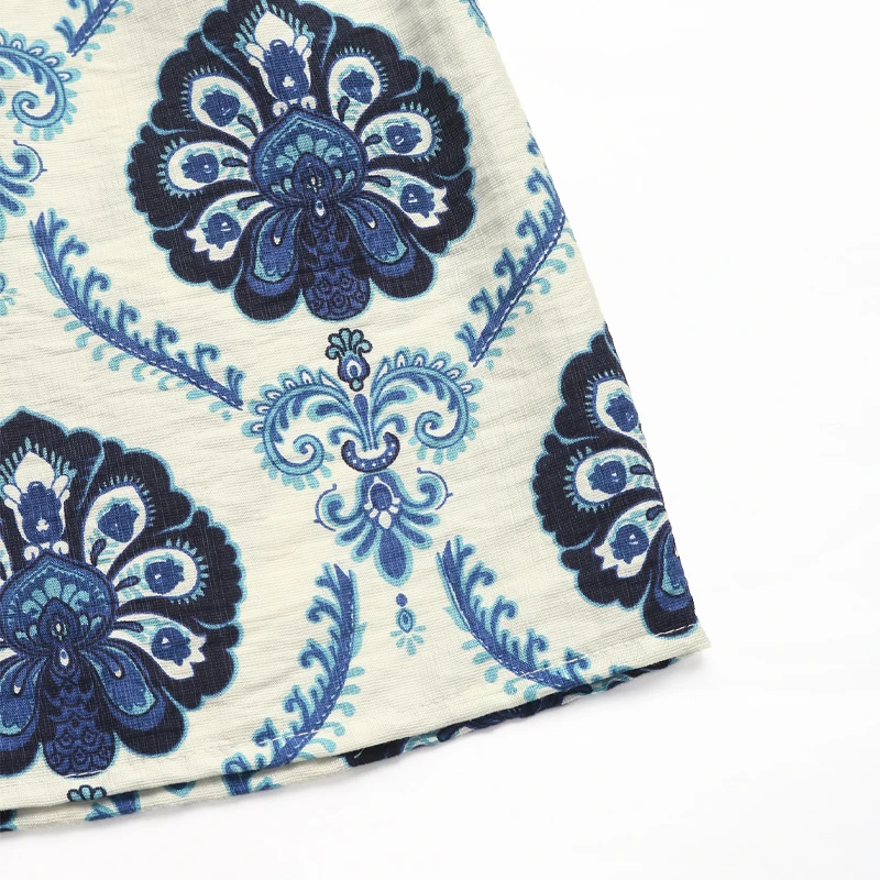 Damska sukienka midi w stylu boho z niebiesko-białym wzorem, dekoltem w serek i falbankami na rękawach, idealna na letnie wakacje, na co dzień i na imprezę.